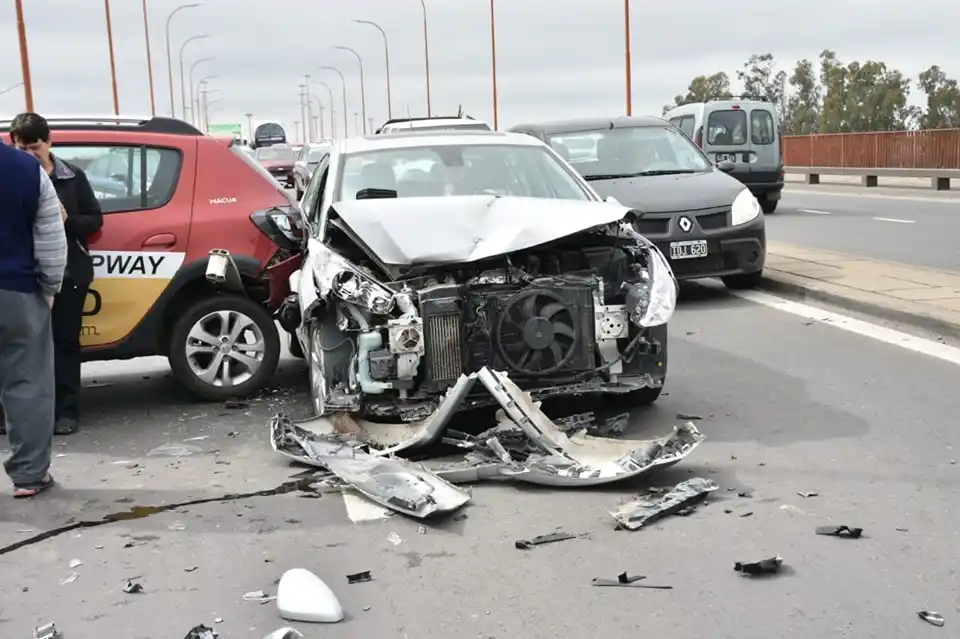 Fuerte accidente de tránsito en el Puente Oroño