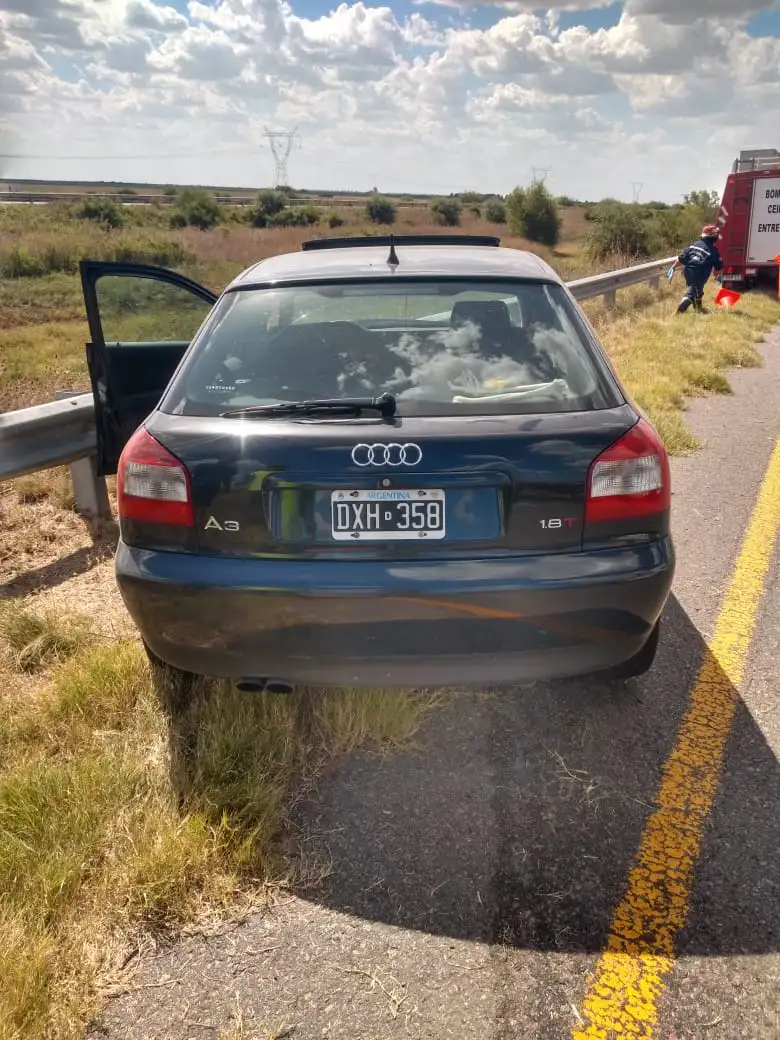 Un auto se despistó y chocó el guardarrail