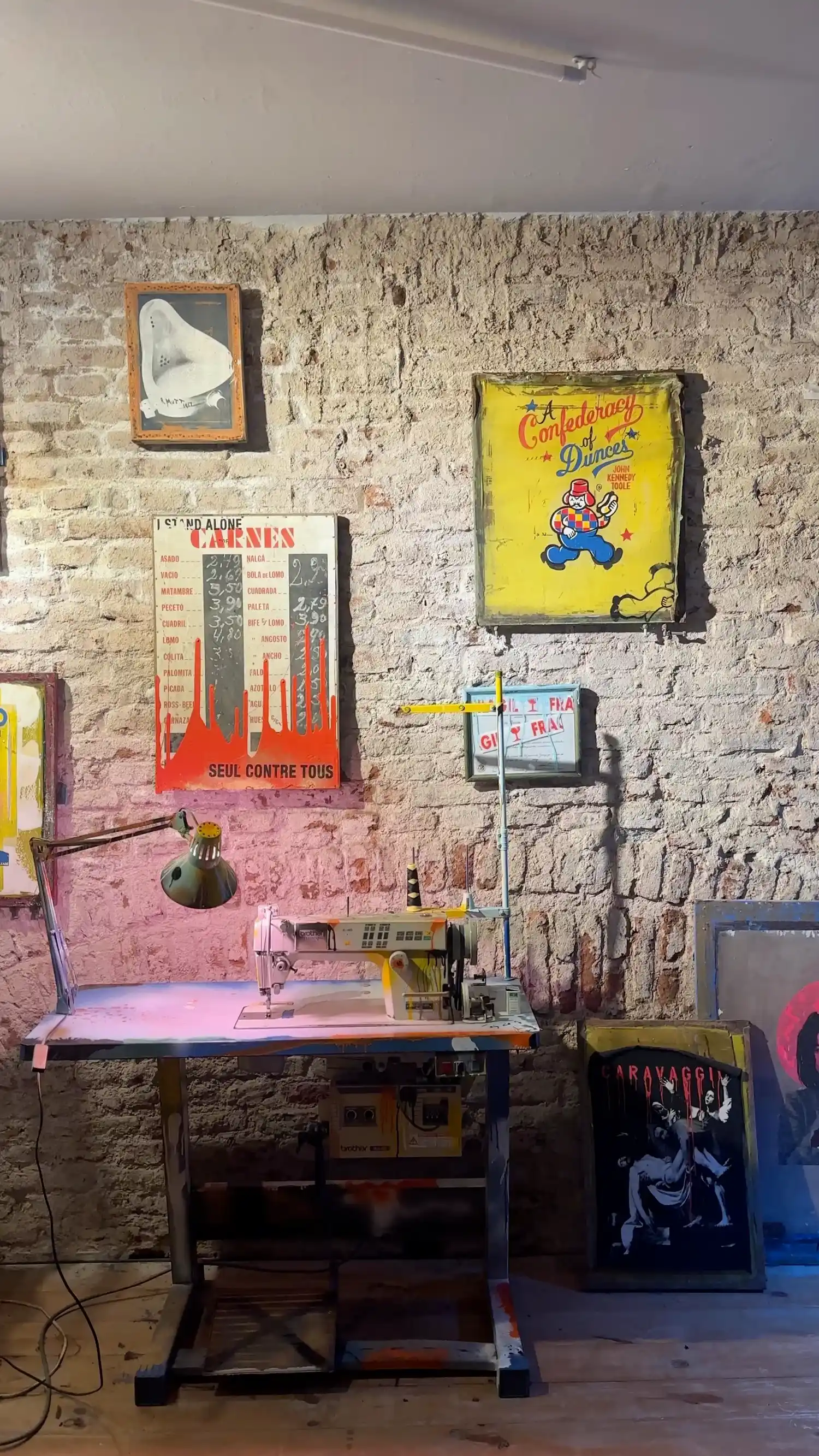 Últimos días para visitar una muestra colectiva que reúne a 13 artistas en el Teatro París