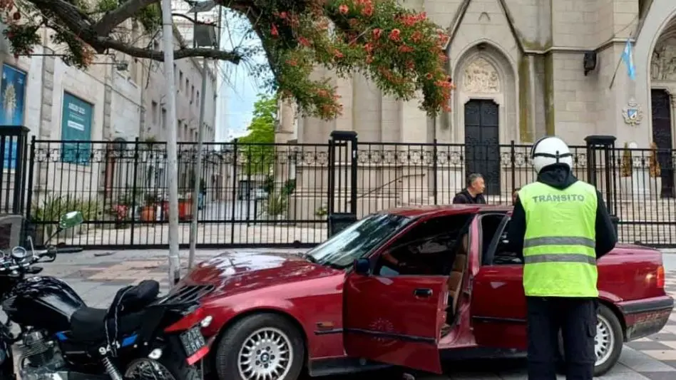 Alcoholizado se subió a la Peatonal San Martín y chocó contra un poste