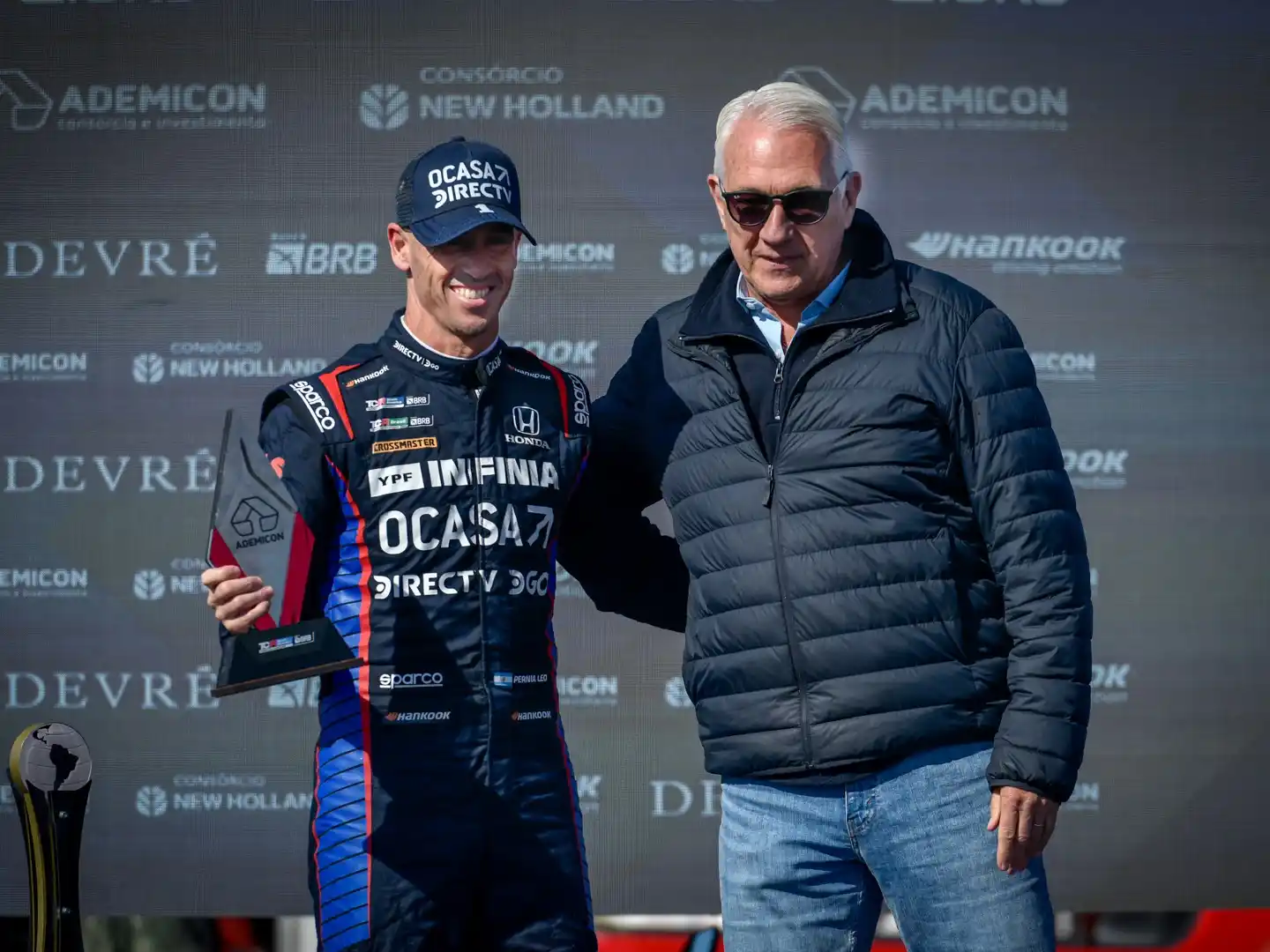 Leonel Pernía festeja en el podio de Mercedes.