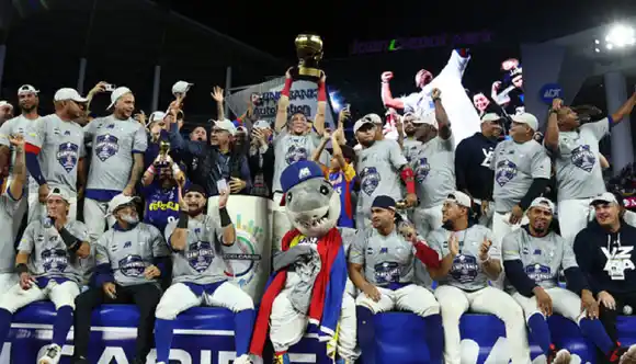 ¡CON LLUVIA Y TODO! Así celebraron el triunfo de Tiburones de La Guaira en la Serie del Caribe
