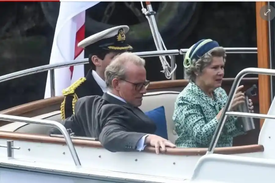 Escena de rodaje de esta temporada de The Crown, donde vemos a Imelda Staunton como Isabel II en una embarcación