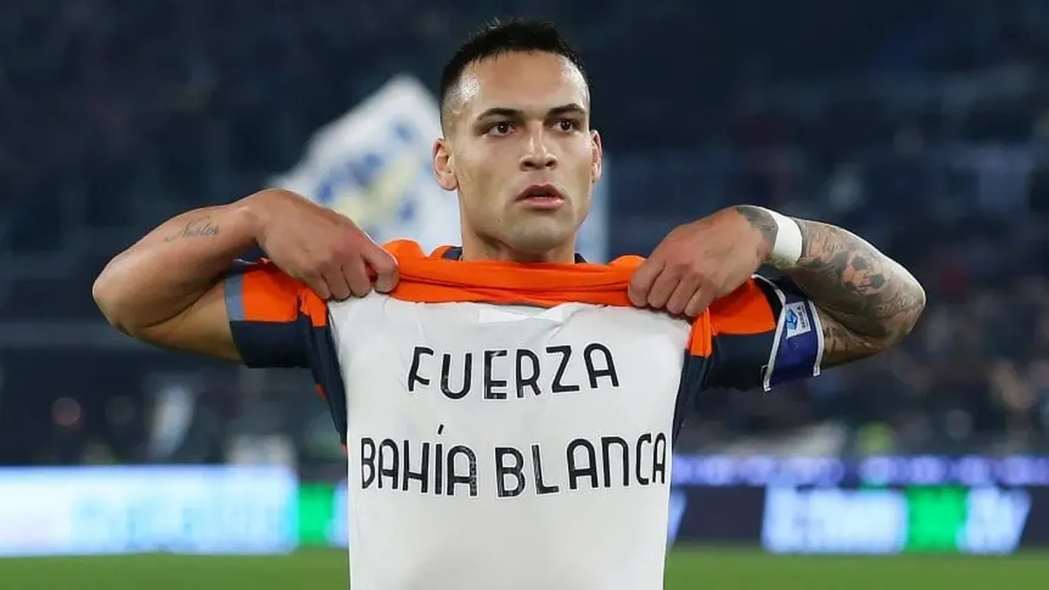 Fuerza Bahía Blanca en la remera de Lautaro Martínez.