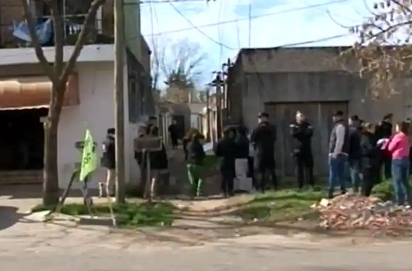 Mataron a una mujer en una vivienda de pasillo de la zona oeste y detuvieron a un vecino
