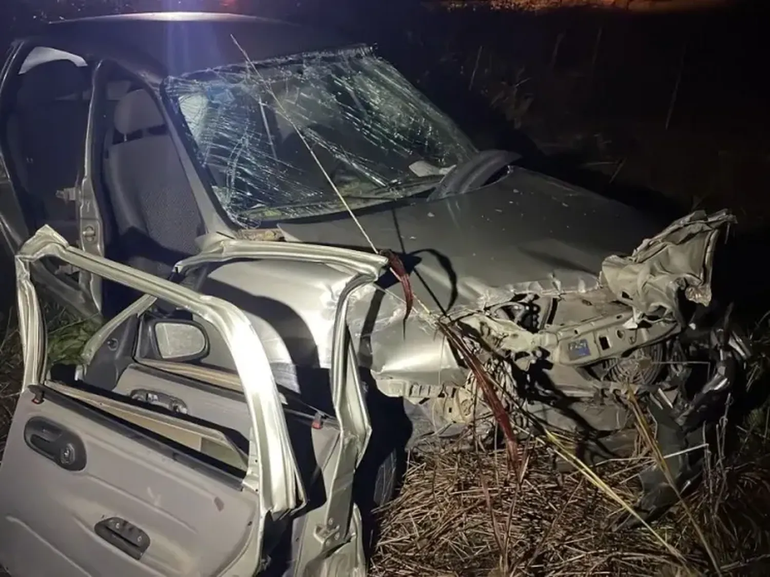 Violento choque entre un auto y un camión con garrafas: tres personas debieron ser asistidas