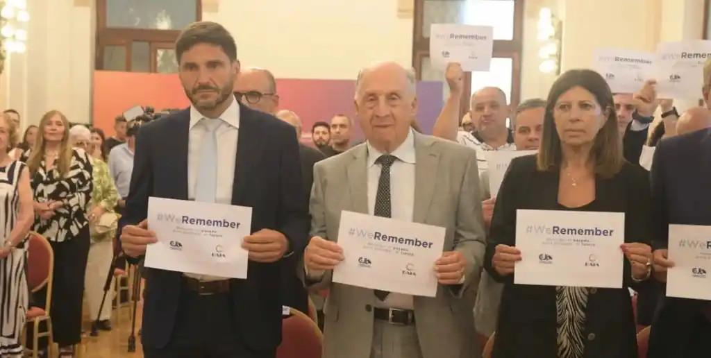 El gobernador encabezó el acto en el Salón Blanco junto a autoridades provinciales y representantes de la DAIA.