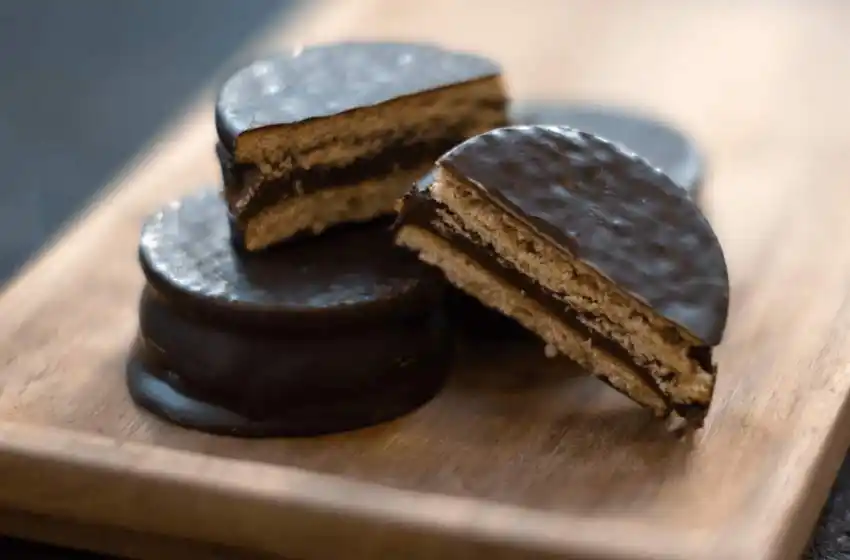 La ANMAT prohibió la venta de unos alfajores de chocolate y un choclo en lata