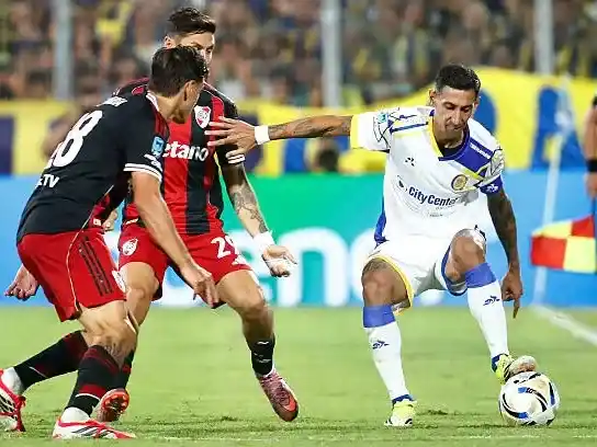 Di María frente a dos defensores millonarios en el último duelo entre ambos equipos.