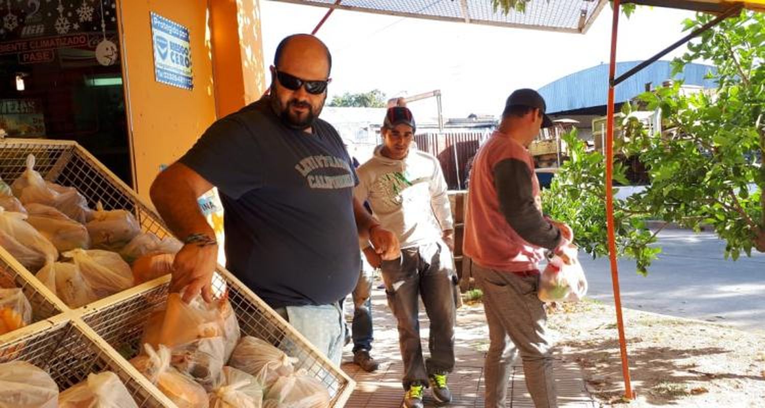 #Pucherazo Comerciante entregó más de cien bolsas con verduras para el puchero