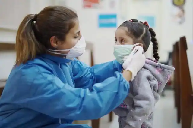 Coronavirus en niños y adolescentes: cuáles son los nuevos criterios para detectar casos sospechosos