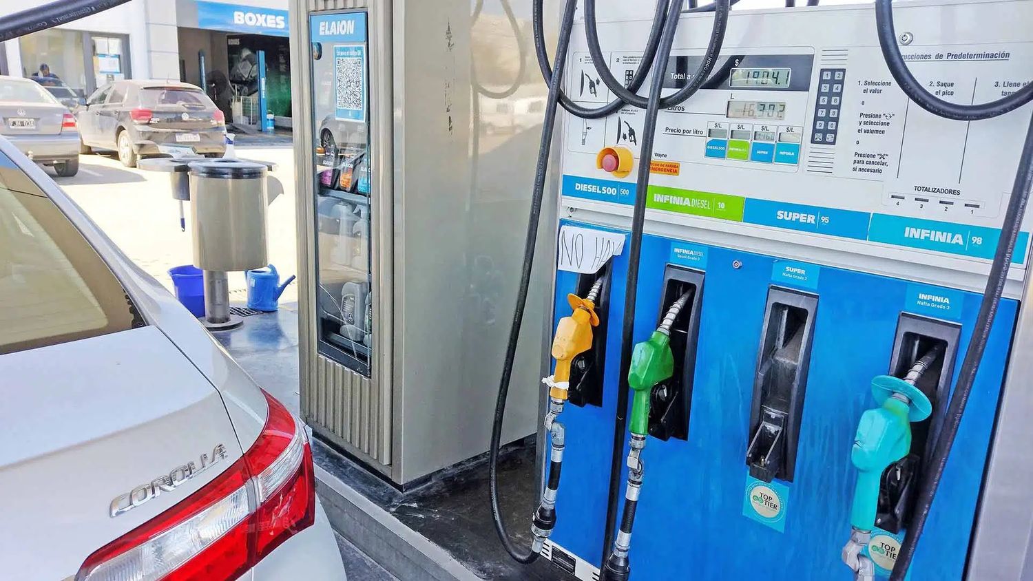 Precios de combustibles en dólares alcanzan su nivel más alto en seis años, afectando las ventas en medio de la inflación