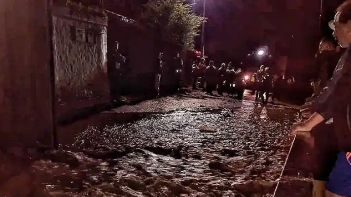 FUERTES LLUVIAS en Mérida genera el desalojo de viviendas por desbordamiento de quebrada en Santa Anita