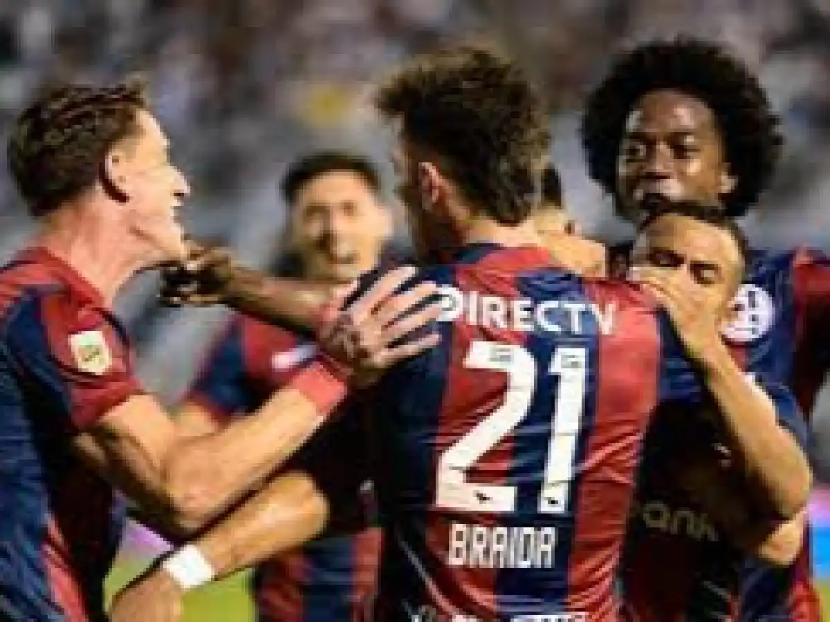 En un polémico partido, San Lorenzo le ganó a Atlético Tucumán y quedó como único escolta