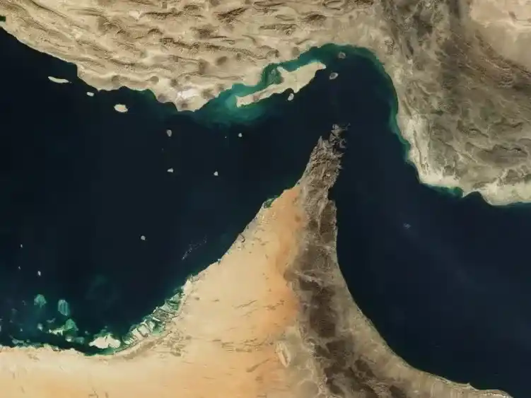 El estrecho de Ormuz permanece cerrado.