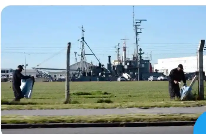 Retiran las banderas y fotos de los tripulantes del ARA SAN JUAN