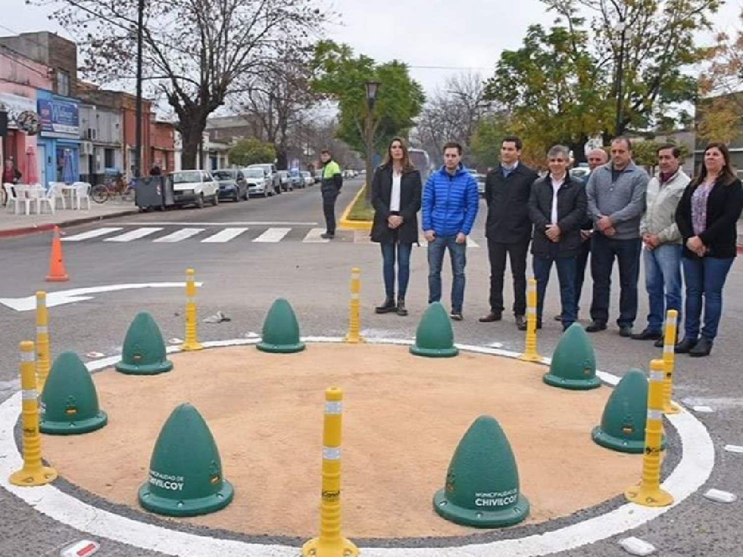 Estallaron los memes por la insólita inauguración de la "mini" rotonda de Chivilcoy