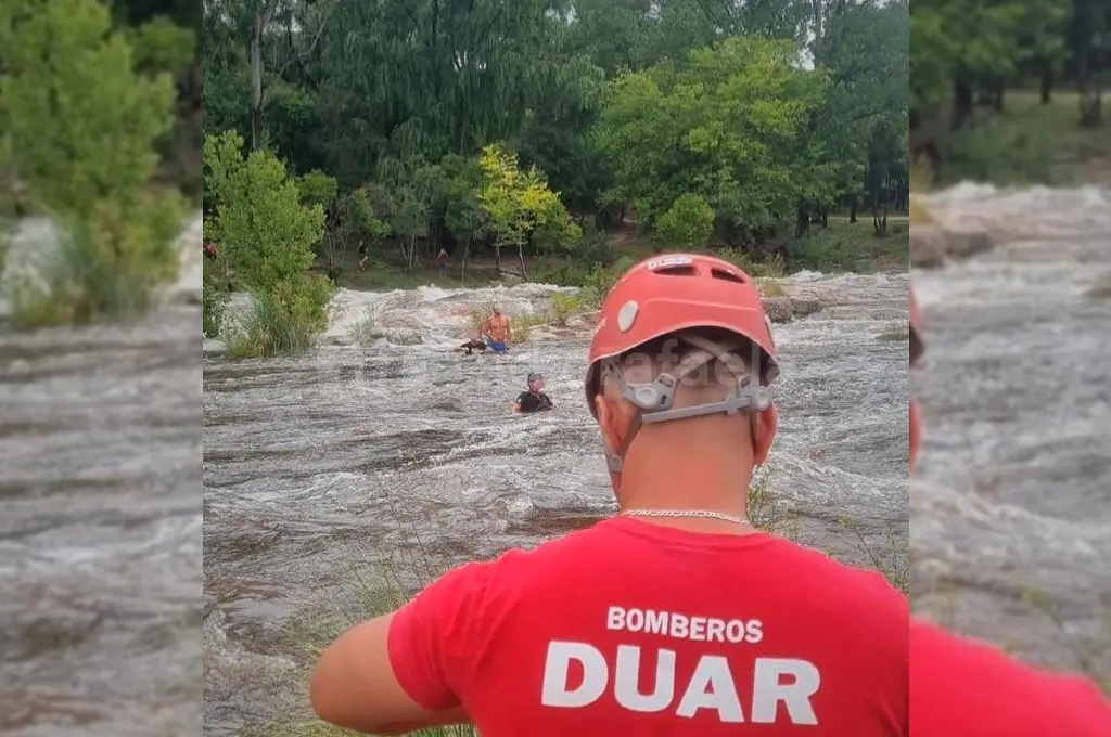 La crecida de un río en Córdoba atrapó a dos turistas que debieron ser rescatados por Bomberos