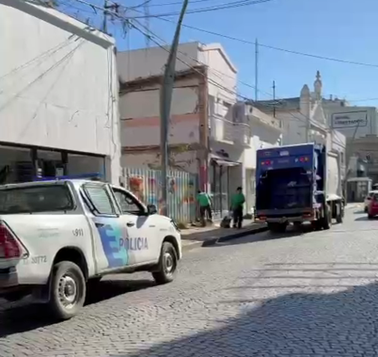 Un camión de Malvinas SRL fue visto circulando con custodia policial