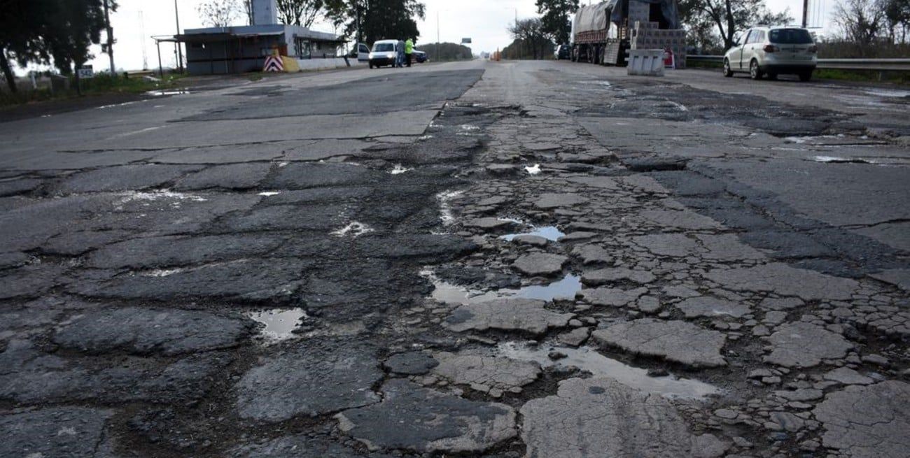 Estado crítico en varios tramos de la Ruta 11, con riesgo para la seguridad vial. Crédito: Archivo El Litoral.