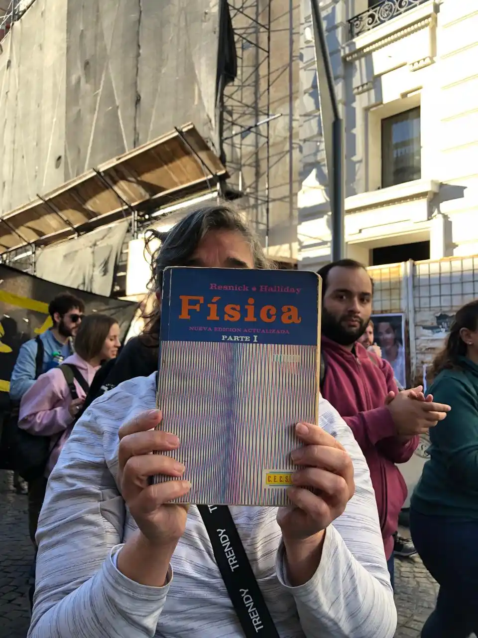 foto marcha universitaria libro 24-04-24 (1)