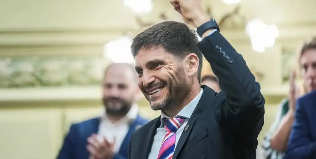 Pullaro celebró el fin de la sesión con la aprobación de la Carta Magna.