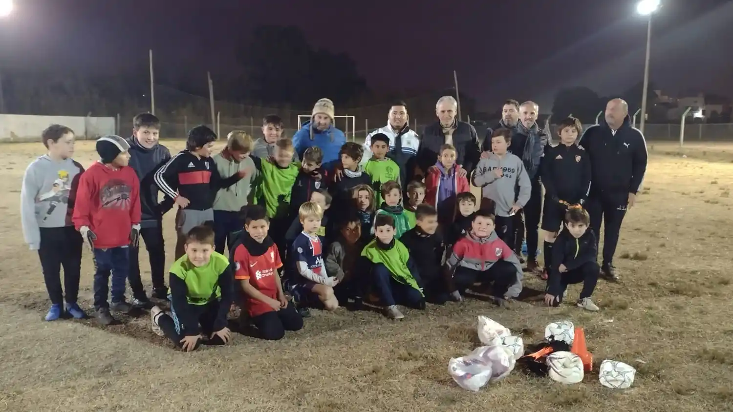 La comuna entregó pelotas y elementos de trabajo a la escuela de fútbol de Los Picapiedras