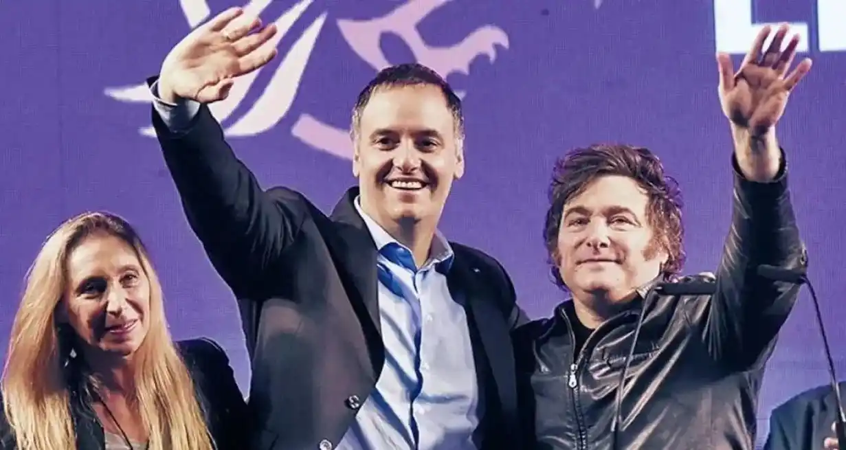 La Libertad Avanza: los hermanos Karina y Javier Milei flanquean al candidato vencedor, Manuel Adorni.