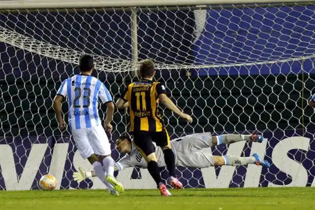 Racing no lo aguantó con un jugador menos y cayó ante Guaraní