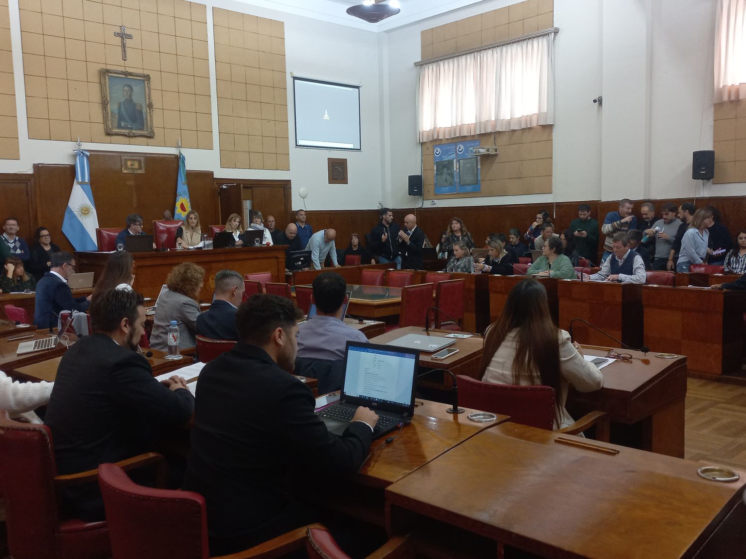 El Honorable Concejo Deliberante trató en la sesión ordinaria el proyecto del estacionamiento medido.