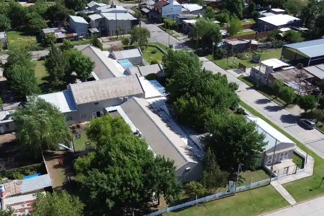 Avanzan trabajos de mantenimiento y puesta en valor en escuelas y espacios públicos durante el receso escolar