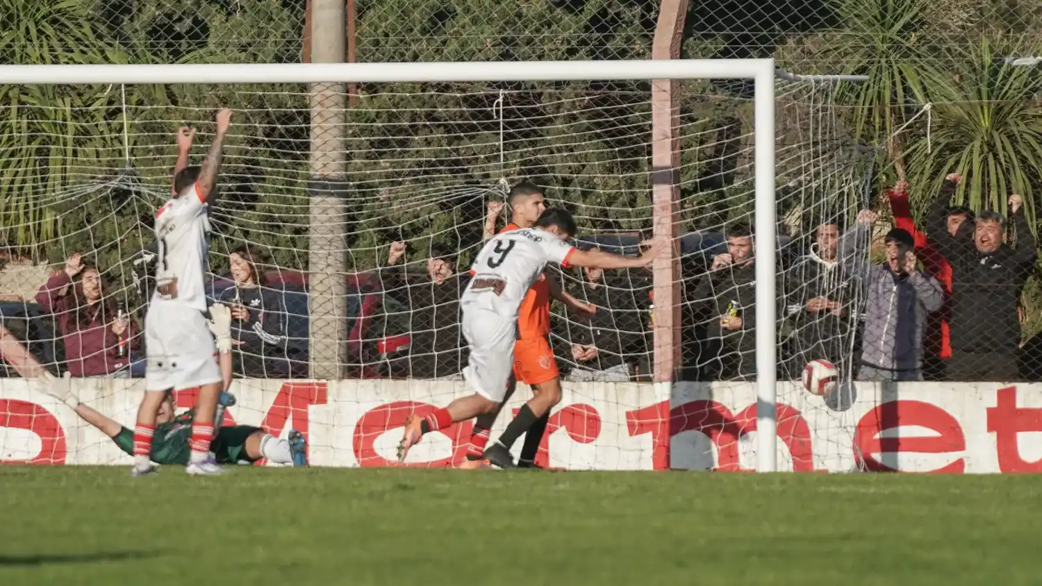 Mataderos goleó a Villa Díaz Vélez y se prende en la Zona A
