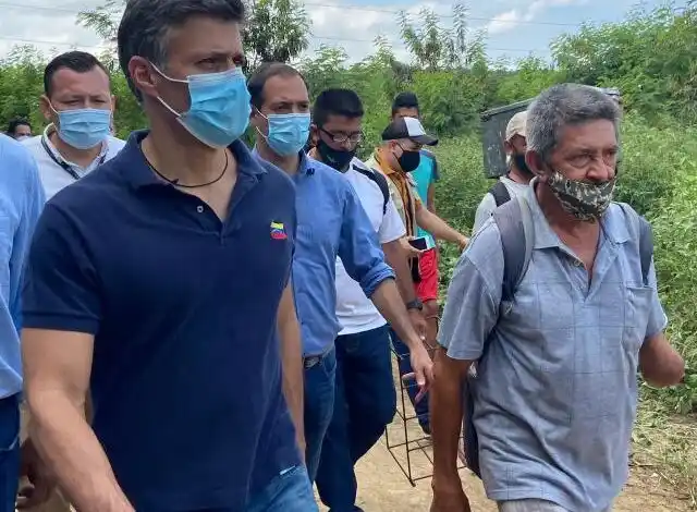 ¡LIBERTAD! el grito constante mientras Leopoldo López cruza «El Platanal» (+video)