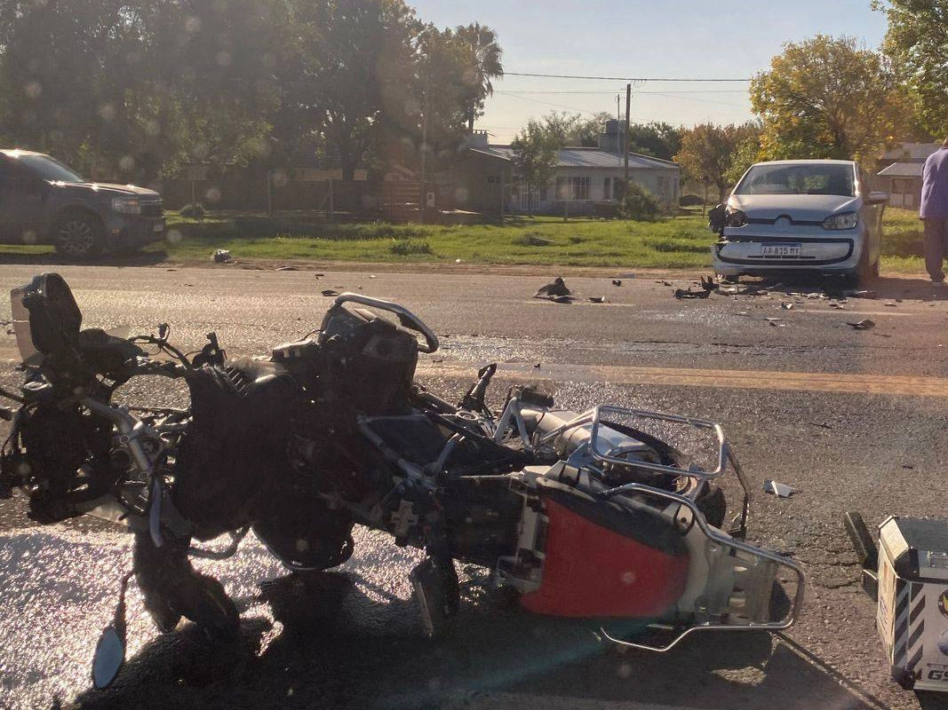 Un motociclista fue hospitalizado tras chocar con un auto
