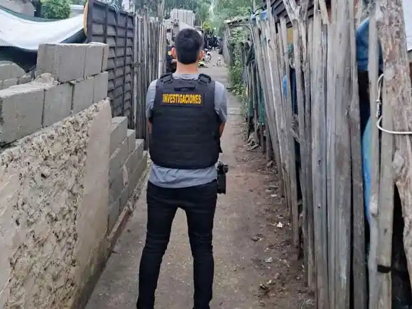 La Policía busca a un sospechoso de homicidio en múltiples allanamientos