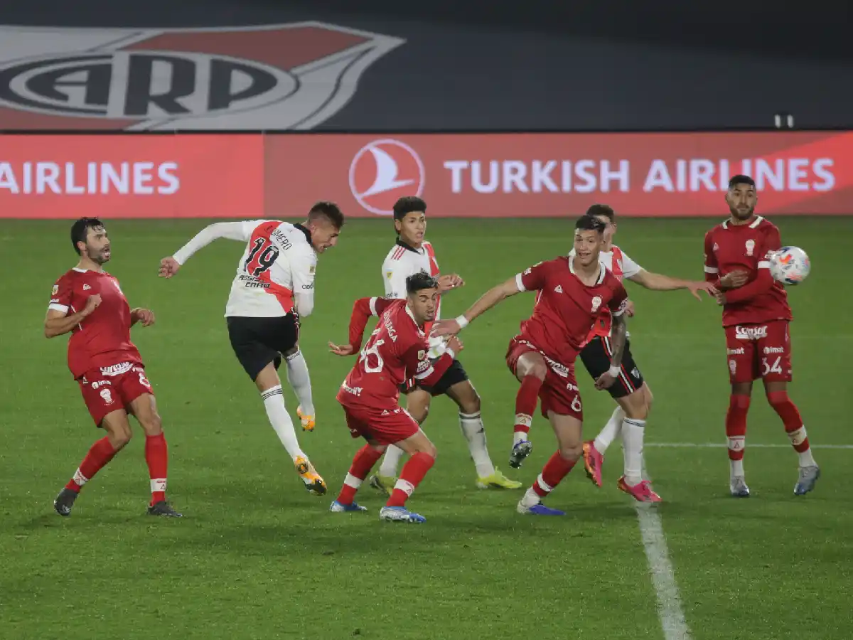 Sobre el final, River le empató a Huracán