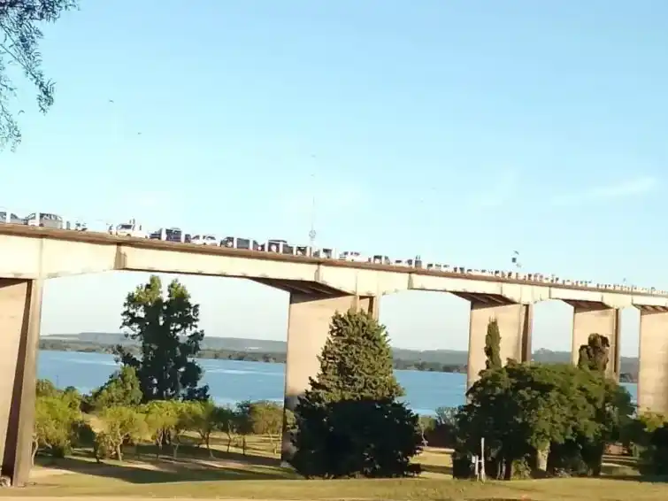 Largas filas colapsan el Puente San Martín en pleno éxodo de fin de año