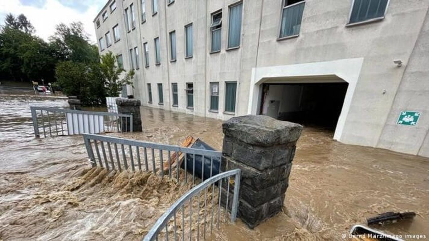 ATERRADORAS inundaciones causan estragos en poblados  de Austria
