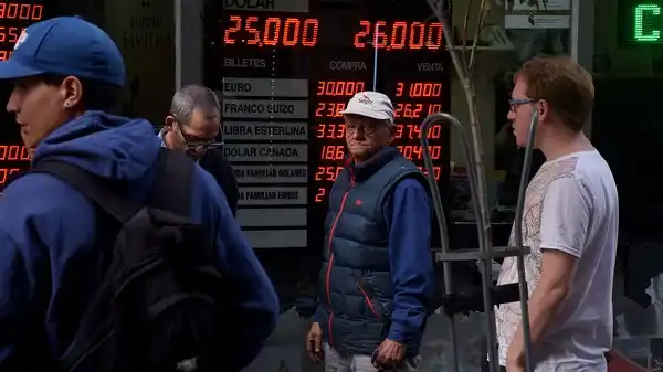 Sin tutela del BCRA, el dólar tocó los 26 pesos y marcó nuevo récord
