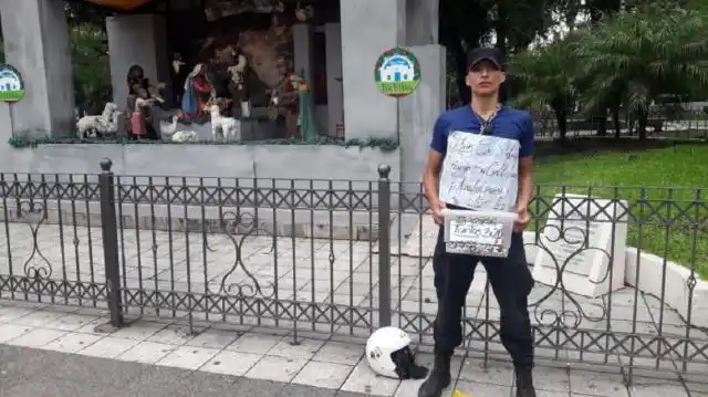 Tucumán: policía se encadenó frente a la Casa de Gobierno y se puso a vender pastafrolas