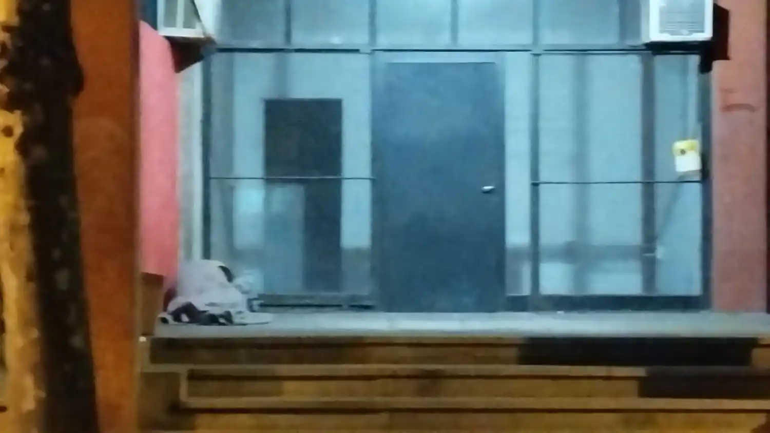 Preguntan sobre una persona que duerme sobre mantas en el edificio del ex correo donde funcionan varias oficinas municipales.