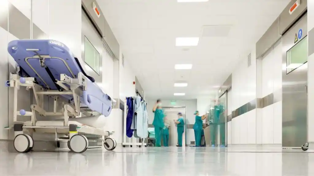SÓLO HAY 420 CAMAS UCI: aumento de pacientes con COVID-19 mantiene en alerta naranja a Bogotá