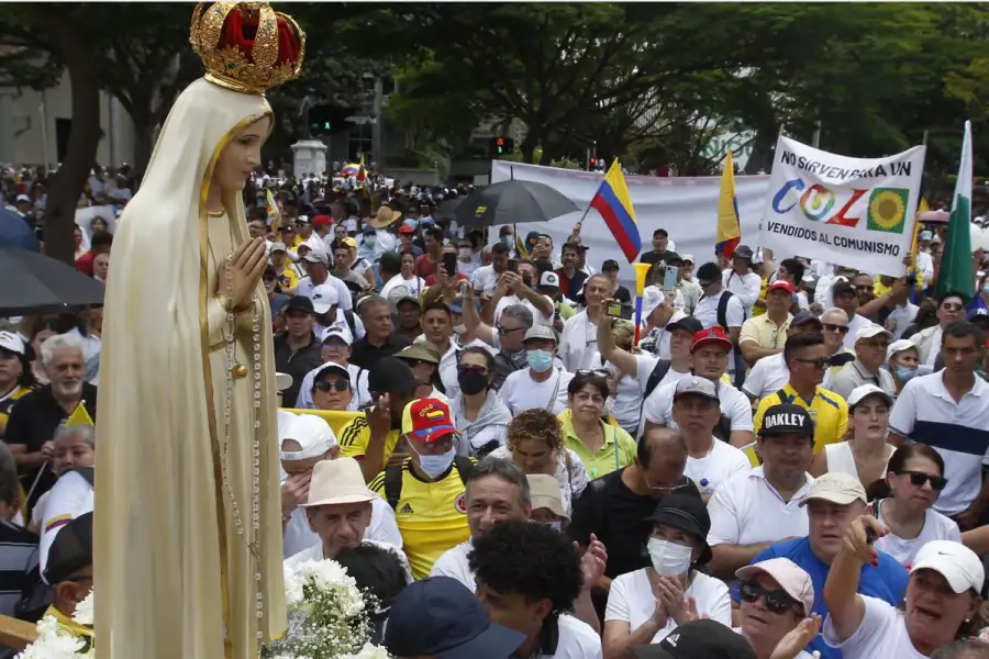 Una imagen de la Virgen María durante una las protestas en Medellín</p><p>ElPais.es