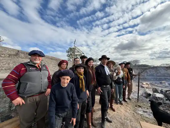 Fogón nocturno y guardia montada por San Martín: la tradición de Los Criollos de Tandil
