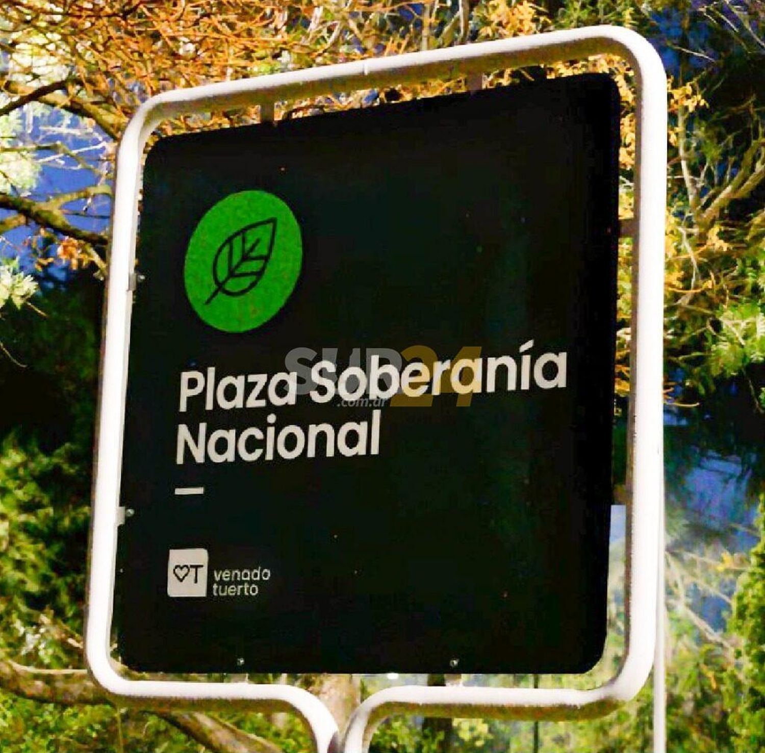 Se inauguran las nuevas luces led en plaza Soberanía Nacional del barrio Villa Casey 