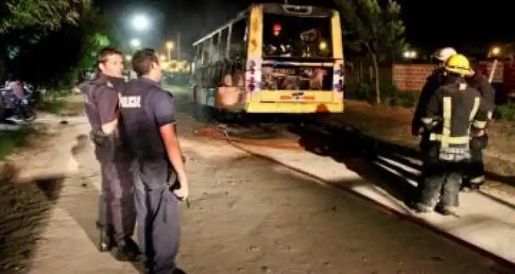 Incendio provocó destrucción total en micro estacionado en la calle