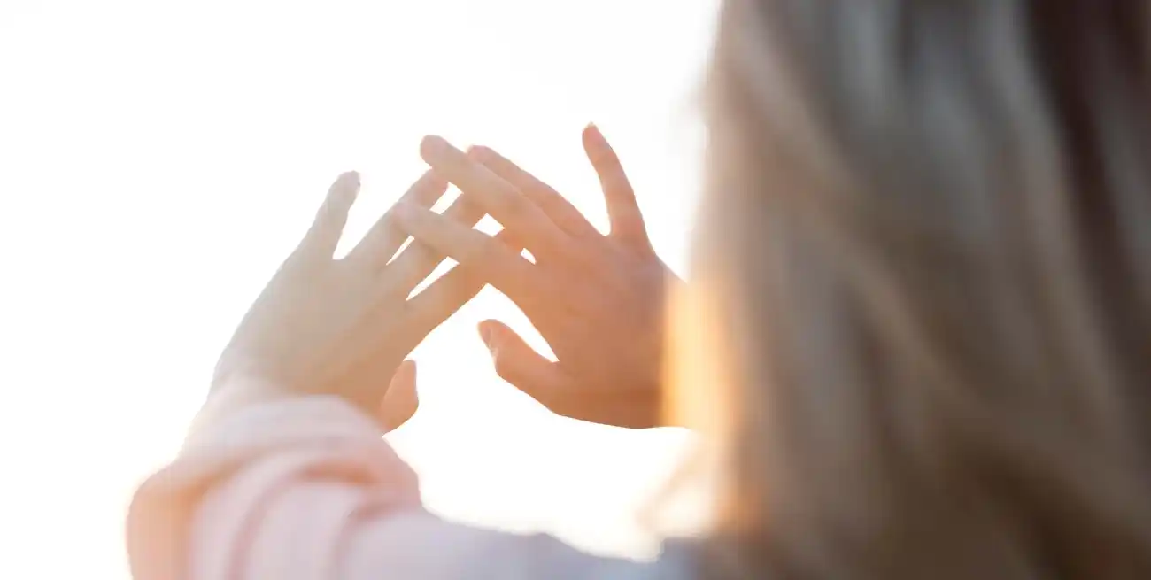 El rebirthing combina respiración y relajación para promover bienestar emocional.