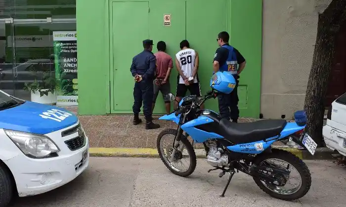 Dos delincuentes aprehendidos por intentar robar un auto