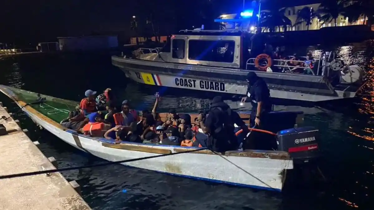 ¡HUYENDO DEL DESEMPLEO! Interceptan embarcación con 28 venezolanos que intentaban ingresar a Aruba (+ Video)