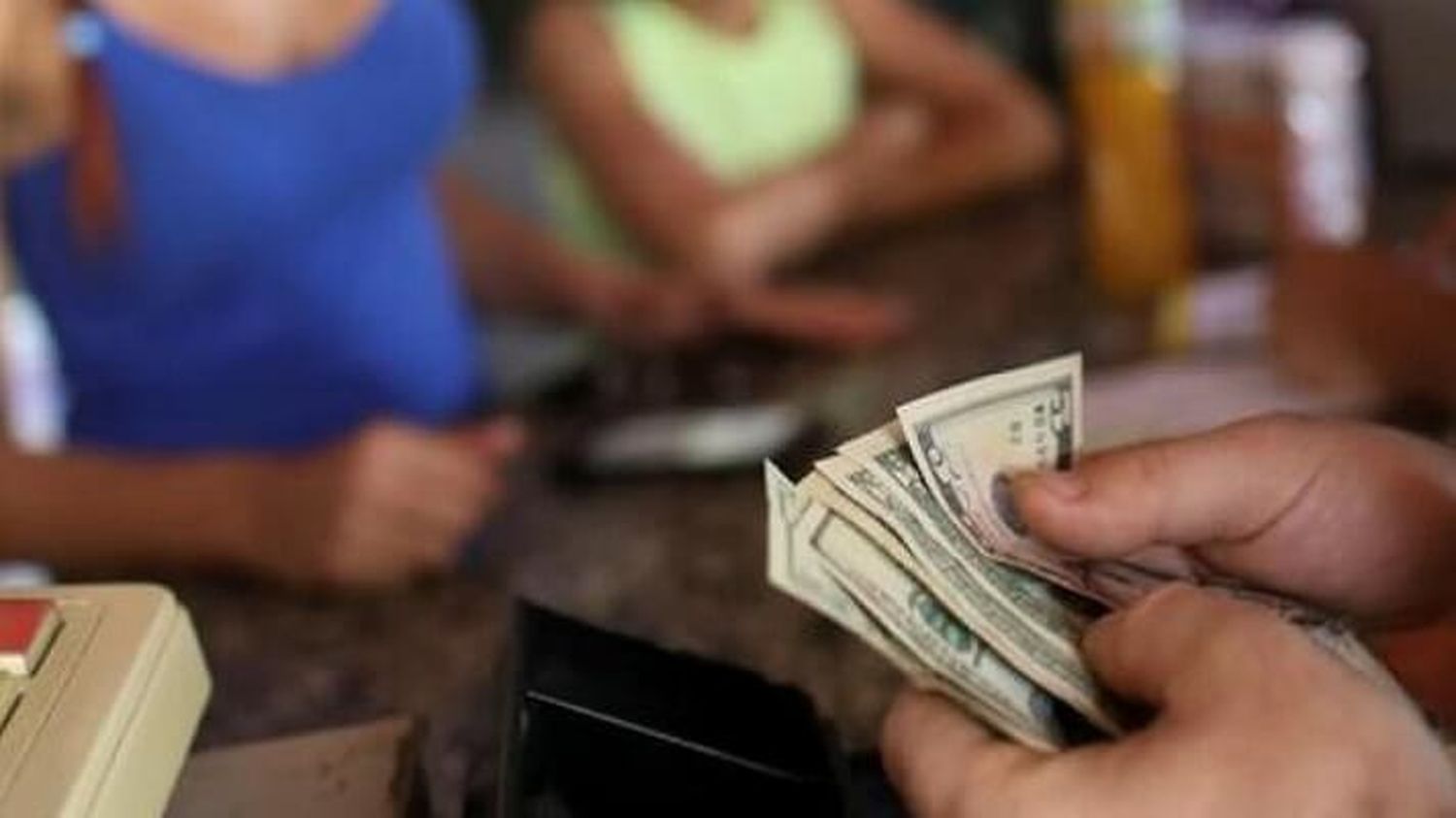 BAJA LA INFLACIÓN PERO NO HAY MEJORÍA: las explicaciones de los expertos sobre este fenómeno